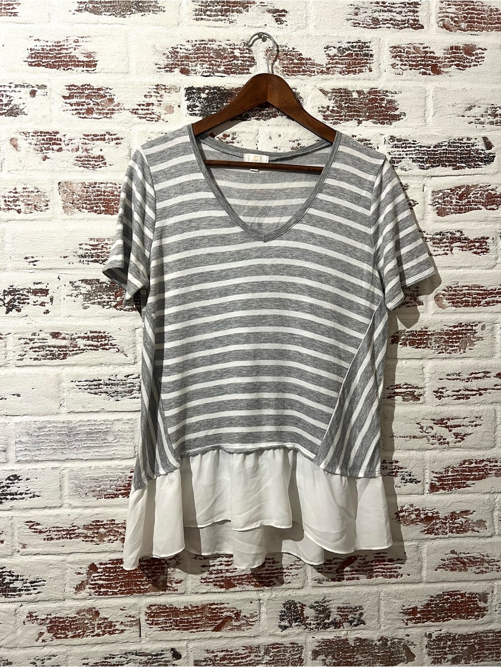 C. Luce Women's Striped Peplum Top Short Sleeve Ruffle Chiffon Hem Gray White L